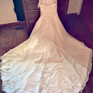 David’s Bridal Wedding dress (white). Size 4. No alterations have been made